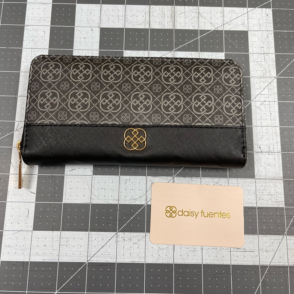 NWOT Daisy Fuentes Long Zippy Wallet